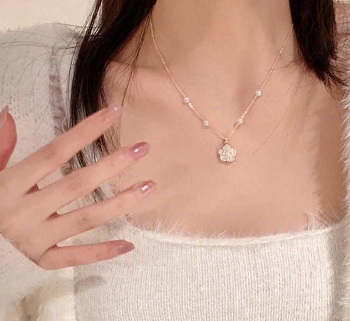 Pearl Flower - Necklace